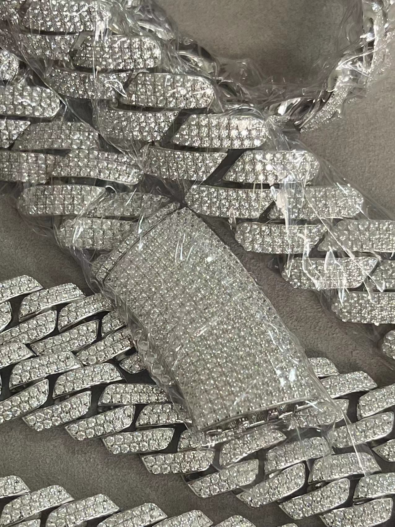 Laatste bedrijfscasus over Juwelier van de Moissanite de Cubaanse ketting